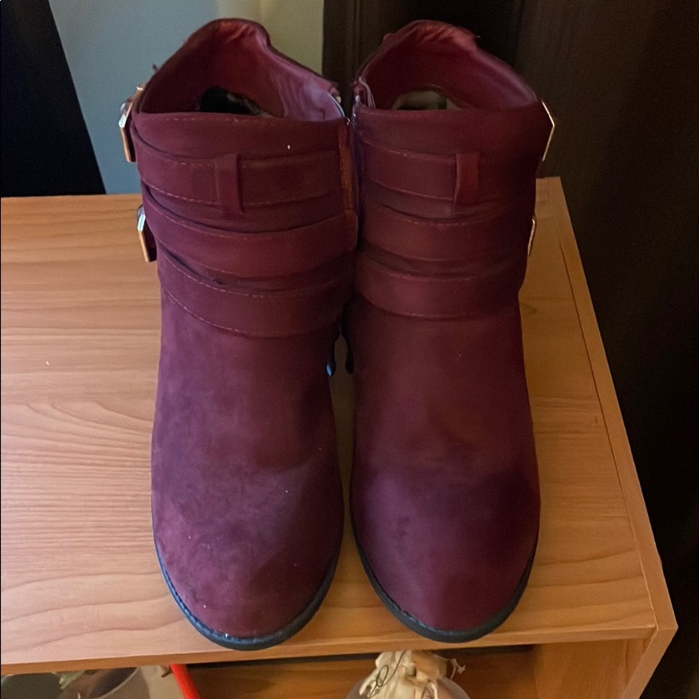 Maroon booties. - Picture 1 of 4